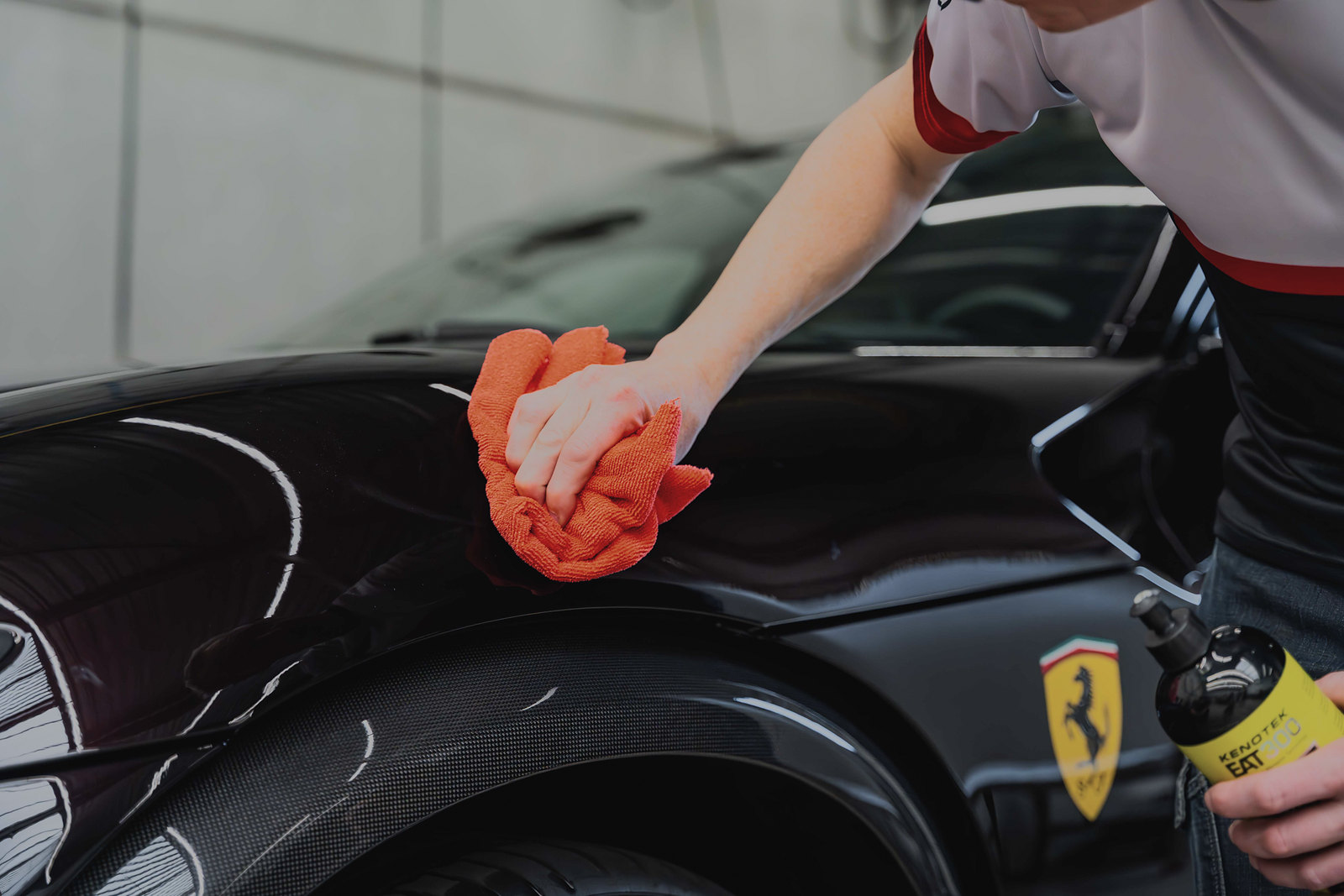 Afwerking van de lak van een Ferrari met een microvezeldoek