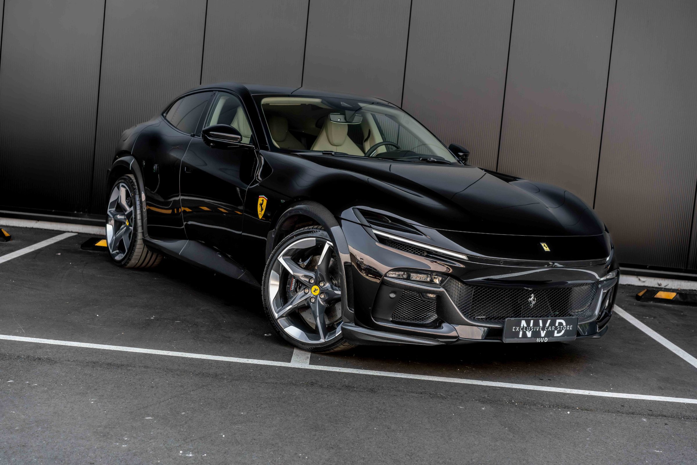 Ferrari Purosangue bij NVD Exclusive Car Store