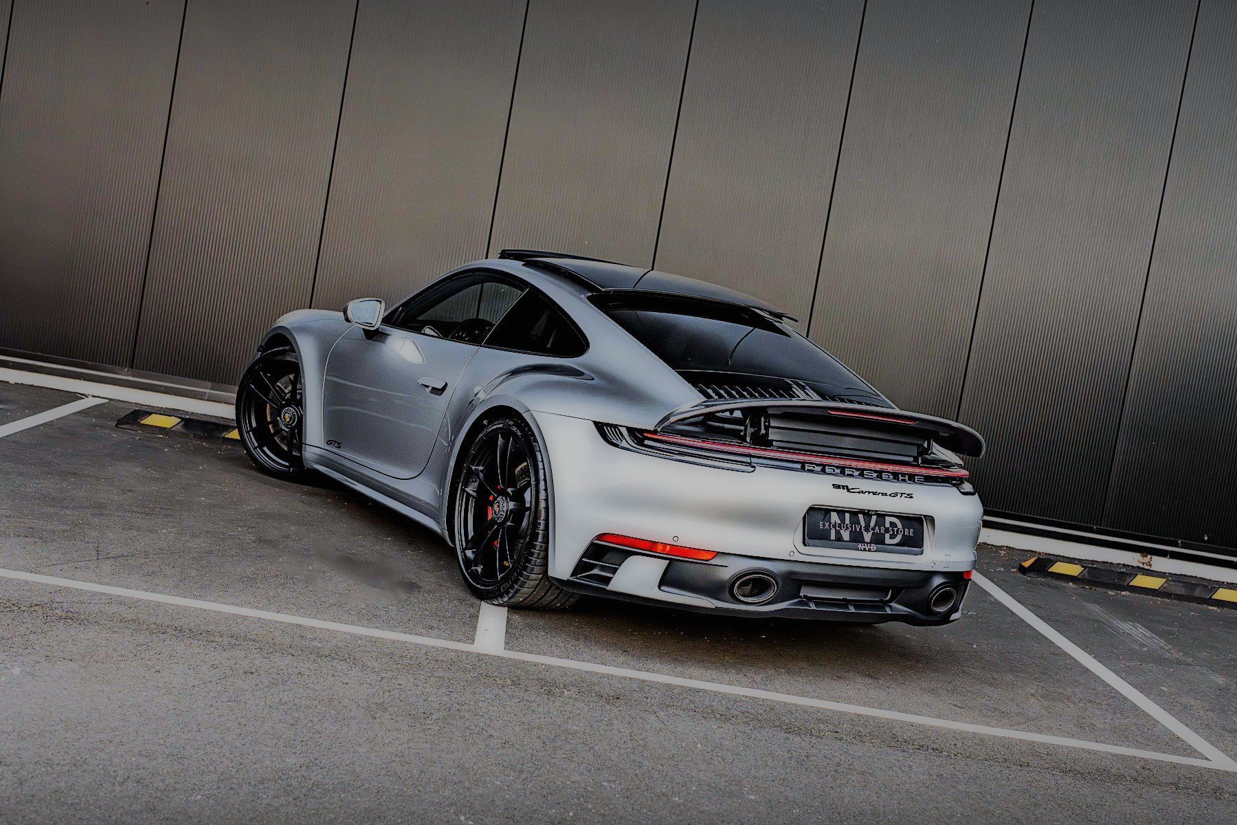Zilveren Porsche 911 GTS bij NVD Exclusive Car Store